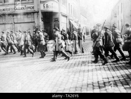 Bewaffnete Arbeiter der Roten Armee auf ihrem Weg nach vorne, hier beim Marschieren durch Wesel, wo heftige Kämpfe gekämpft wird. Die Freikorps Einheiten, die im Auftrag der Regierung interveniert, werden durch die Arbeiter abgewehrt. Nur die Reichswehr, die am 2. April eingreift, wird in der Lage sein, den Aufstand in blutigen Schlachten zu bringen, bis zum 10. Mai. Stockfoto