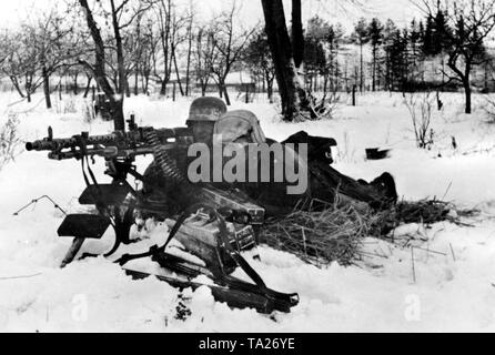 Am Rand von einem kleinen Dorf westlich von Moskau, eine deutsche Maschine Gewehr den POST-Test mit einem MG 34 nahm Stellung auf eine Waffe der Beförderung. Die Soldaten versuchen, sich mit etwas Stroh gegen die Kälte von unten kommenden zu schützen. (PK Foto: kriegsberichterstatter Schambortzky). Stockfoto