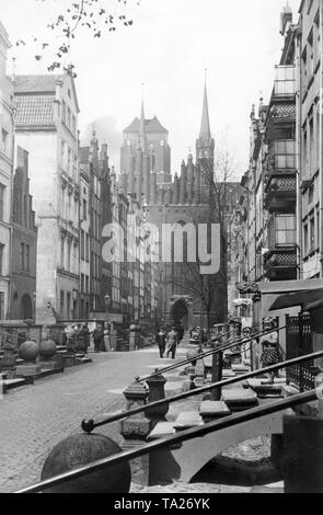 Die elisabethstraße in Danzig mit Blick auf den Turm von St. Mary's Church. Das Foto zeigt die Kirche von St. Mary. Der Bau der Kirche begann im Jahre 1343 und wurde 1502 abgeschlossen. Sie wurde im gotischen Stil aus Backstein gebaut. Die Kirche kann über 25.000 Personen. Es beherbergt das Triptychon des Brügge Maler Hans Memling. Stockfoto