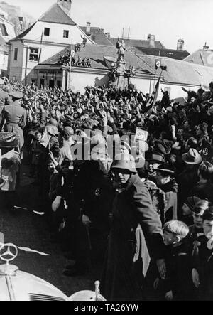 Eine Masse hat, bildet sich um die wagenkolonne von Adolf Hitler in Österreich. Österreich war im Anhang an das Deutsche Reich im März 1938. Stockfoto