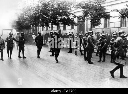 Im Laufe des Massenstreiks und einzelnen Aufstände von Arbeitern, Regierungstruppen und Freikorps Einheiten in der Nähe des Regierungsviertel. Sichere hier Soldaten der Wilhemstrasse. Stockfoto