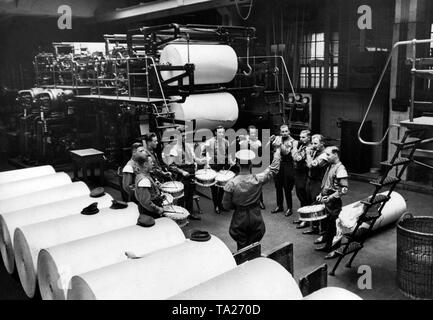 Undatiertes Foto einer Band spielt Musik in den Räumlichkeiten der Verlag Knorr und Hirth in München. Stockfoto