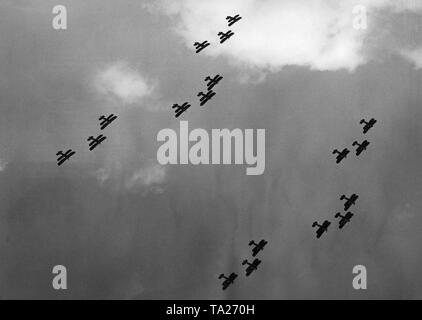 Demonstration von Truppen anlässlich der feierlichen Übergabe der neuen Truppe Flaggen durch die General der Flieger, Erhard Milch zum Jagdgeschwader 'Horst Wessel' Fighter Wing auf dem Flugplatz in Dortmund. Stockfoto