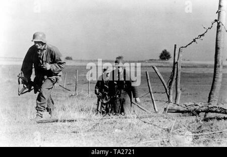 Während einer Pause in der Sowjetischen Artillerie Feuer, drei deutsche Soldaten, ihre Beiträge in einem Feld in Polen. Durch die Operation Bagration der Roten Armee, kommt es zum Zusammenbruch der Heeresgruppe Mitte im Sommer 1944. Foto der Propaganda Firma (PK): kriegsberichterstatter Jakob. Stockfoto