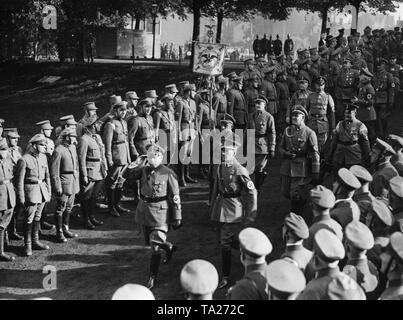 Die Bundesfuehrer (bundesvorsitzende), Franz Seldte (vorne), sowie Wilhelm, Deutscher Kronprinz (im Hintergrund), treffen Sie sich an einem Reich Leadership Meeting der Stahlhelm an der Masch in Hannover. Stockfoto