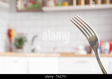 Gabel auf dem Hintergrund der Küche. Blur abstrakt Hintergrund modernen Fliesen an der Wand, weiß Tisch mit moderne Küche Zubehör, Interior Design. Kopieren Stockfoto