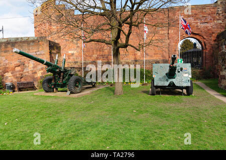 25 Pfünder und BL 5.5 inch Mk3 Artilleriegeschützen außerhalb Shrewsbury Castle und die shropshire Regimental Museum Stockfoto