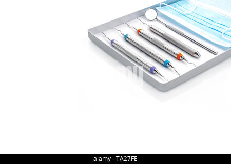 Zahnarzt Werkzeuge medizinische Ausrüstung in der zahnmedizinischen Büro auf weißem Hintergrund. Dental Hygiene und Gesundheit konzeptionelle Bild. Stockfoto