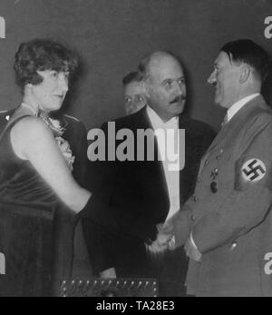 Andre Francois-Poncet (Mitte) und seine Frau im Gespräch mit Adolf Hitler. Stockfoto