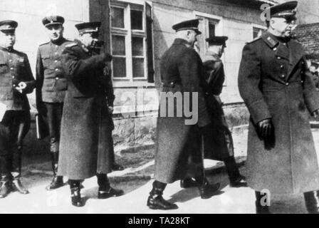 Marschall Georgij Schukow (2. von rechts), Kommandeur der sowjetischen Truppen in Deutschland, und seine Mitarbeiter kontrolliert die oder brückenköpfe. Stockfoto