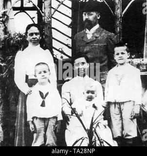 Die spätere Reichsfuehrer-SS Heinrich Himmler (links vorne) im Alter von 5 Jahren. Auf der rechten Seite seines Vaters, der Tutor des Bayerischen Prinz Joseph Gebhardt, Himmler, auf der linken Seite, ihre Mutter Anna Maria, geb. Heyden. Die drei Kinder von links: Heinrich, Ernst und Gebhard. Stockfoto