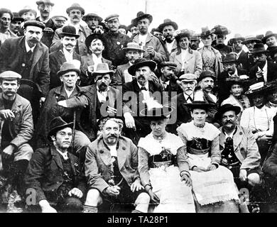 Sozialdemokratische Almfest in Bayern die Bodenschneid Alm als Abschluss der SPD-Parteitag in München am August 21.1902. In der Mitte August Bebel (mit einem weißen Spitzbart), Erhard Auer und Ignaz Auer, Kurt Eisner, Georg von Vollmar, Georg v. Ledebour, Adolf Hofmann Stockfoto