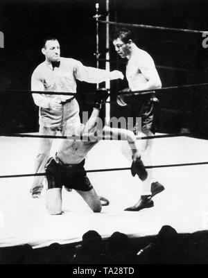 Deutscher Boxer Max Schmeling (rechts) gegen den Amerikaner Joe Louis an der Meisterschaft Spiel im Yankee Stadium in New York, die am 19. Juni. 1936. Stockfoto