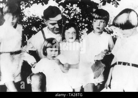 Die letzte Familie Foto zeigt die Verwundeten Claus Schenk Graf von Stauffenberg mit Augenklappe während seiner Krankschreibung im Eigentum von seiner Mutter in Lautlingen. Von: Sohn Berthold, Sohn Heimeran, Tochter Valeria, Nichte Elisabeth, Neffe Alfred und Sohn Franz Ludwig links. Stockfoto