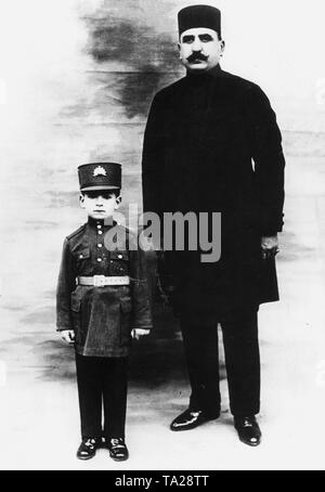 Der Kronprinz Mohammad Reza Pahlavi als ein sieben Jahre alter Junge mit seinem Onkel Amir Akram, der auch für seine persönliche Sicherheit verantwortlich war. Stockfoto