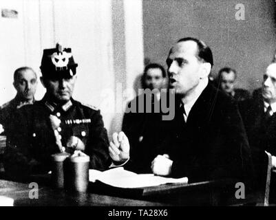 Helmuth James Graf von Moltke, Mitglied der Widerstandsgruppe "Kreisauer Kreis". Das Bild zeigt von Moltke als Beklagte vor dem Volksgericht in Berlin, die ihn zum Tode verurteilt. Er wurde am 23.01. 1945. Stockfoto