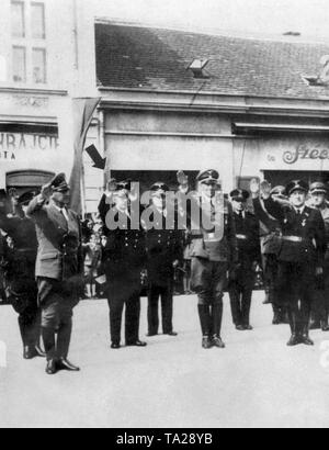 Dr. Hans Globke (mit Pfeil markiert), Kommentator der Nürnberger Rassengesetze und später Staatssekretär im Kabinett Adenauer, und Links von ihm, NS-Innenminister Wilhelm Frick. Stockfoto