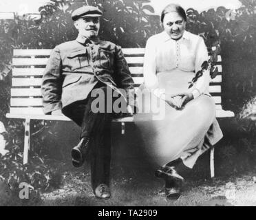 Lenin und seine Frau Nadeschda Krupskaja. 1898 heiratete sie Lenin, mit dem sie im Exil und Emigration lebte. 1922 Die kranke Lenin machte eine kurze Sommer Urlaub in Gorki, in der Nähe von Moskau, wo er nach seinem zweiten Schlaganfall sowie und in dem er schließlich 1924 starb erholt. Hier die beiden Sitzen auf einer Parkbank. Stockfoto