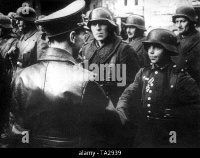 Reich der Propagandaminister Joseph Goebbels Besuche der Ostfront zum letzten Mal. Auf dem Marktplatz der Schlesischen Stadt Lauban unterscheidet er bei dieser Gelegenheit die Hitler Jugend Mitglied Wilhelm Hübner mit dem Eisernen Kreuz. Am 19.03.1945 Wilhelm Hübner wurde in der Reichskanzlei durch Adolf Hitler so gut aufgenommen. Er überlebte den Krieg. Stockfoto