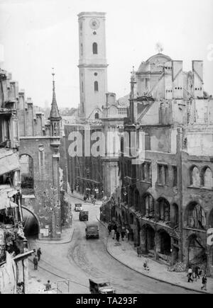 Blick vom Neuen Rathaus auf dem Alten Rathaus (links) und der Heiliggeistkirche nach dem Zweiten Weltkrieg, 1945 Stockfoto