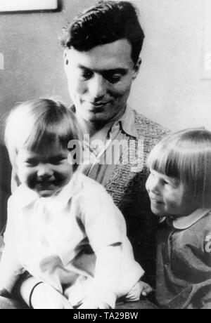 Claus Graf Schenk von Stauffenberg (1907-1944), deutscher Offizier und Widerstandskämpfer, mit seinen Söhnen Franz Ludwig (links) und Heimeran (rechts). Stockfoto