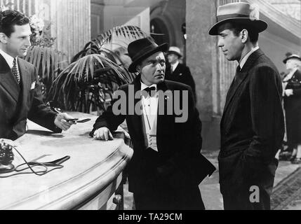 Peter Lorre (Mitte) Joel Cairo und Humphrey Bogart (rechts) als Sam Spade in "Der Malteser Falke" von John Huston, USA 1941 geleitet. Stockfoto