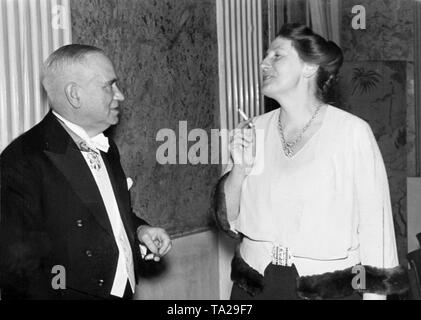 Die Bayerischen Ministerpräsidenten Ludwig Siebert und Winifred Wagner, der Direktor des Festivals, an der Richard Wagner Festspiele in Bayreuth. Stockfoto