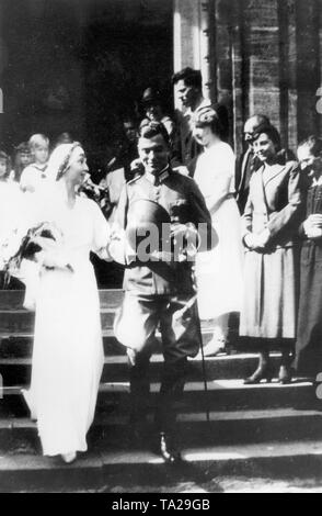 Claus Graf Schenk von Stauffenberg und seine Frau Nina verlassen die St. Jakob Kirche in Bamberg nach der Zeremonie. Stockfoto