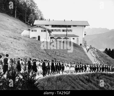 Der Nachlass von Hitler auf dem Obersalzberg bei Berchtesgaden. Ns-Anhänger auf dem Weg zur Rezeption von Hitler. Stockfoto