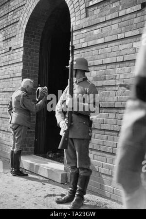 Feldmarschall August von Mackensen (links) bei einem kondolenzschreiben Besuch am Grab des verstorbenen Reichspräsidenten Paul von Beneckendorff und von Hindenburg, der 1934 starb. Stockfoto