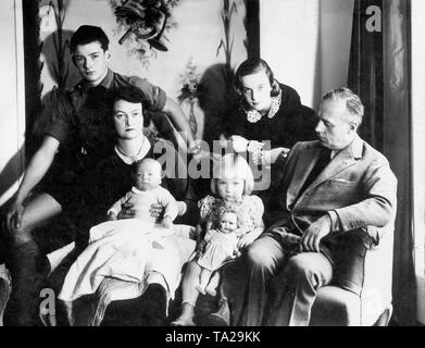 Außenminister von Nazi Deutschland Joachim von Ribbentrop, mit seiner Frau Annelies Ribbentrop und ihrer Kinder in Schloss Fuschl Stockfoto
