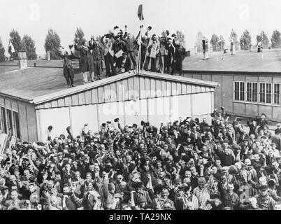 Die KZ-Häftlinge in Dachau - zum Zeitpunkt der Befreiung rund 30.000 Häftlinge im KZ gelebt - freuen sich über die Befreiung durch amerikanische Truppen. Das Konzentrationslager Dachau war das erste Konzentrationslager in Nazi-deutschland. Der Bau der Konzentrationslager wurde verkündet am 20.03.1933, durch die dann die Leiter der Polizei in München, Heinrich Himmler. Stockfoto