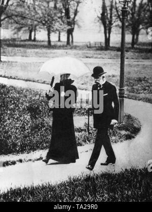 Kaiser Franz Joseph I. von Österreich und seine Frau Kaiserin Elisabeth bei einem Spaziergang in Bad Kissingen. Es ist das letzte gemeinsame Bild der beiden. Stockfoto