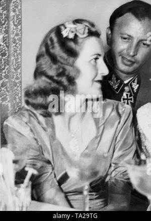 Die Herrin von Adolf Hitler und Eva Braun, mit ihrem Schwager, SS-gruppenfuehrer Hermann Fegelein während seiner Hochzeit mit jüngeren Schwester Margaret Eva Brauns in der "Eagle's Nest", das Haus auf dem Obersalzberg in Berchtesgaden. Stockfoto