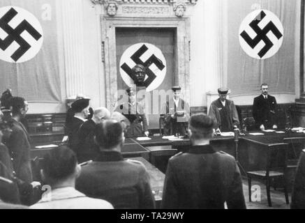 Im Prozess gegen die Parteien in dem Attentat auf Hitler am 20. Juli 1944 verkündet, Roland Freisler zum Tode verurteilt. Zu seiner Linken der Assessor Allgemeine Reinecke. Stockfoto