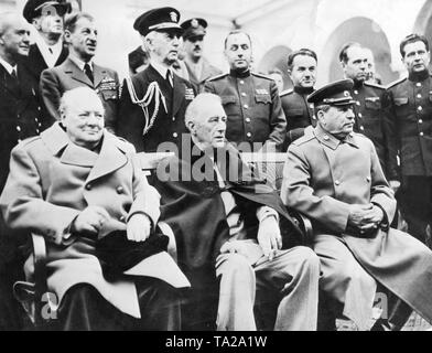 Die Konferenz von Jalta: Der britische Premierminister Winston Churchill, der amerikanische Präsident Franklin D. Roosevelt und Josef Stalin. Hintere Reihe, von links.: Sir Alan Cunningham, General Sir Hastings Ismay, Fleet Admiral E.J. König.