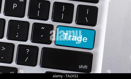 Blaue Taste mit Text den Handel auf der Tastatur des Computers Stockfoto