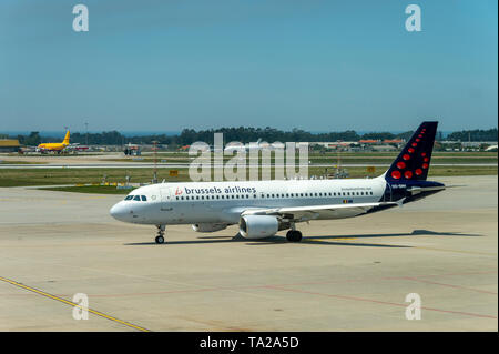 Brussels Airlines Airbus A320 auf der Rollbahn am Flughafen Francisco Sá Carneiro, Porto, Portugal. Stockfoto