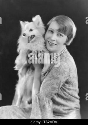 Porträt einer Frau - und ihr Hund - mit modernen Haar Mode der 1920er Jahre: das Bob. Stockfoto