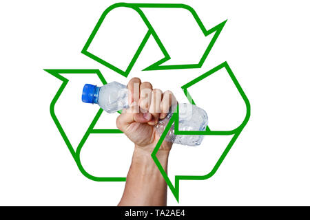 Hand zusammendrücken Plastikflasche, die Bewegung gegen die Verschmutzung und für die Wiederverwertung. Recycling Logo im Hintergrund. Stockfoto