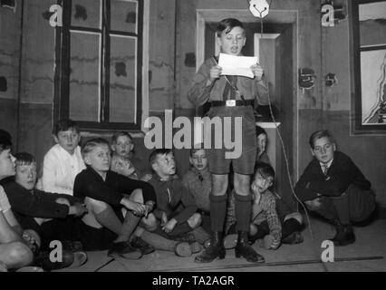 Bei einem elternabend an der Volksschule nr. 125, Schülerinnen und Schüler sind eine Air Raid-Leistung in der Andreas-Festsaelen (Ballsaal) mit Hilfe der Führung der Reviergruppe 88 (Abteilung 88) des Reichsfluftschutzbund. Stockfoto