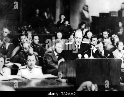 Die Sowjetischen Generalstaatsanwalt seine Strafverfolgung rede Holding im Nürnberger Prozess gegen die großen Kriegsverbrecher, römische Andriyovych Rudenko. Stockfoto