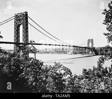 Die George Washington Bridge in New York führt über den Hudson River. Stockfoto