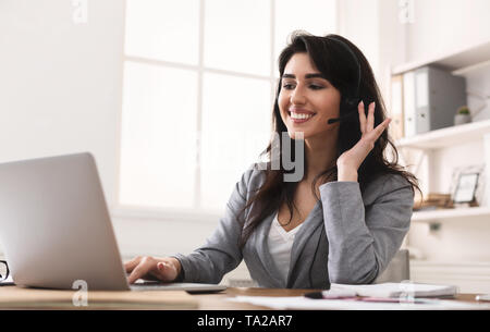 Arbeit im Callcenter. Frauen Sekretärin mit Headset Stockfoto