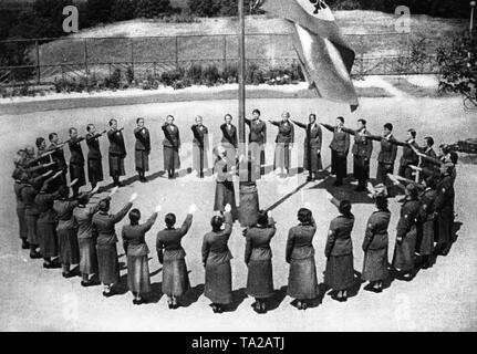 Weibliche Mitglieder des Reichs Arbeitsdienst (Reichsarbeitsdienst) bei der Flag- Stockfoto