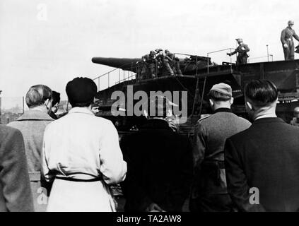 Ausländische Journalisten beobachten einer Deutschen Eisenbahn Gewehr auf die Atlantic Wall. Foto: kriegsberichterstatter Luedke Stockfoto