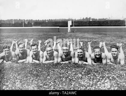 Trainingslager der deutschen Fußballnationalmannschaft unter Trainer Dr. Otto Nerz, Vorbereitung für die Olympischen Spiele in Berlin-Grunewald 1927. Die Spieler Liegen im Gras, von links nach rechts: Emil Koepplinger vom 1. FCN, Ernst Nagelschmitz FC Bayern München, Schmidt II vom FC Bayern Muenchen, Baptist Reinmann von 1.FCN, Willy Rutz vom VfB Stuttgart, Seppl Schmitt von der 1.FCN, Hofmann Wiggerl und Sepp Pöttinger vom FC Bayern München Stockfoto