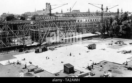 Bau der geplanten Neubauten der Nationalsozialisten, von links: Ein Teil der Fuehrerbau (Führer), ein ehrentempel (Ehren Tempel) und das Verwaltungsgebäude. Der Platz wurde mit großen Steinplatten abgedeckt. Stockfoto