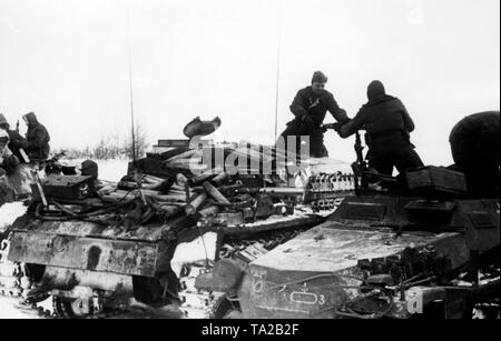 Soldaten der SS-panzergrenadier Einheit Munition in einen Tank crew Verteilen von einem Schützenpanzer (mittleren Schuetzenpanzer Sd.Kfz. 251) Foto der Propaganda Firma (PK): Kriegsberichterstatter Augustin. Stockfoto