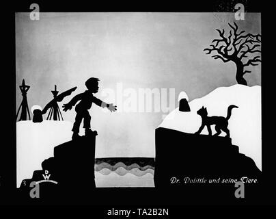 Das Foto zeigt eine Szene aus dem Silhouette Film 'Dr. Dolittle und seine Tiere" von Charlotte Reiniger. Die silhouette Film, auch als Silhouette Animation bekannt, ist eine Technik der Animationsfilm in die Silhouetten zusammen auf einem beleuchteten Glasplatte vor einem weißen oder schwarzen Hintergrund gestellt werden, um einen Film zu bilden. Das Ergebnis ist die Silhouette Film, inspiriert von shadow Theater und der bildnerischen Techniken von Silhouette schneiden. Stockfoto